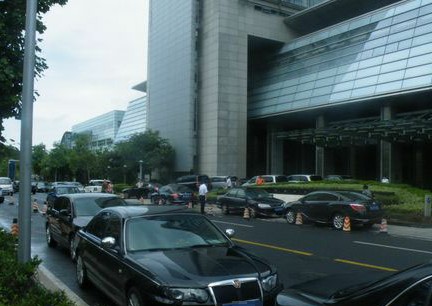 海尔洲际酒店私占车道 停车堵路称是配合交警