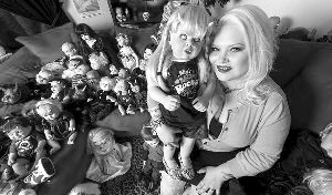 女子收藏500个恐怖娃娃 经常带娃娃逛街