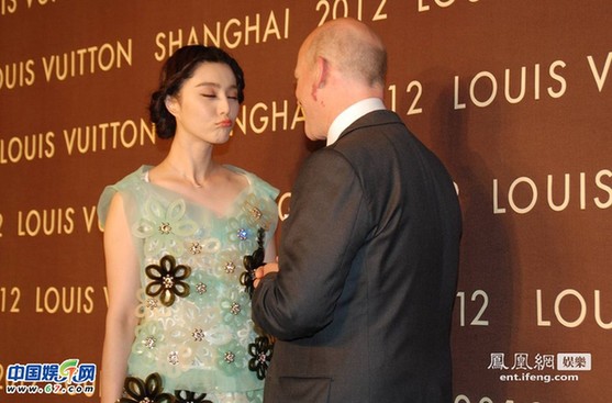 范冰冰红唇嘟嘴索吻