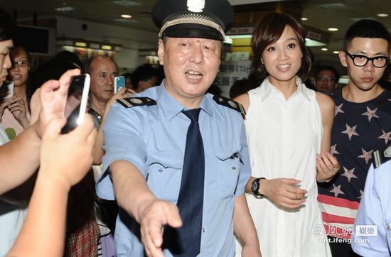 朱丹白裙现身保镖开道