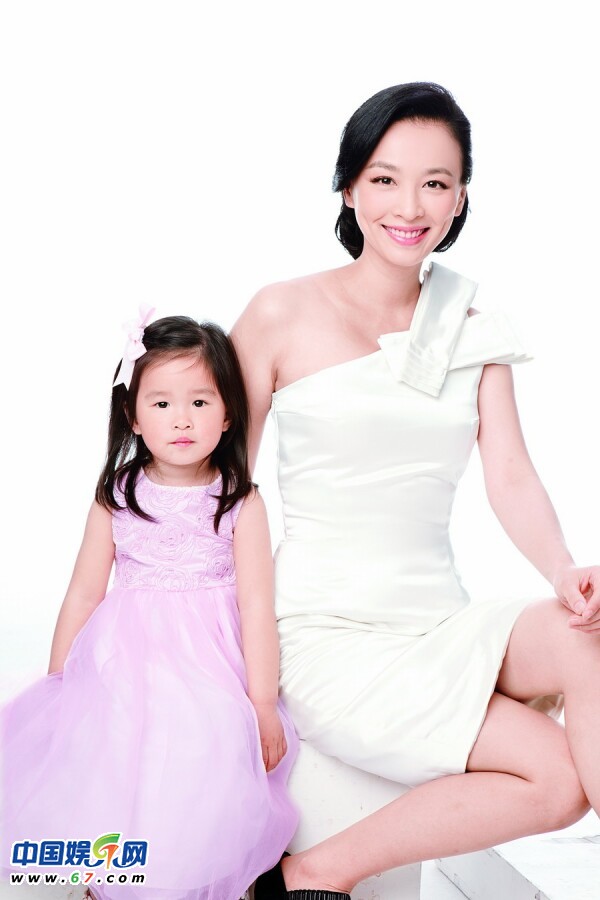 张庭一家四口登封面