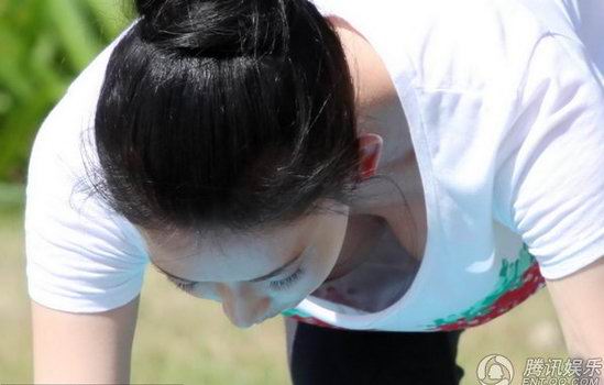 林志玲三亚瑜伽险露点俯身白色内衣尽收眼底组图
