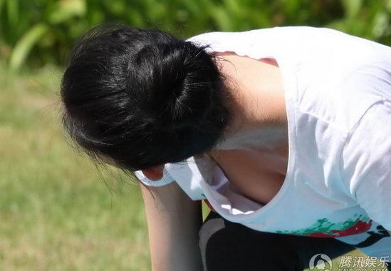 林志玲三亚瑜伽险露点 俯身白色内衣尽收眼底(组图)