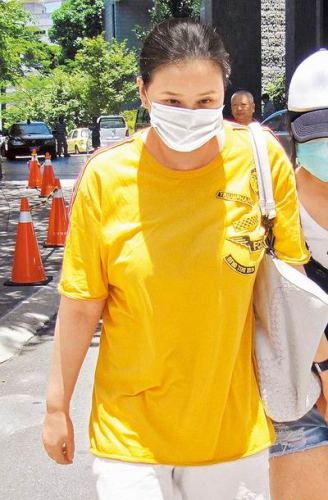 萧淑慎出狱剪发去晦气 萧淑慎出狱剪发去晦气