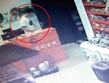 男子假装擦桌子顺走手机 男子假装擦桌子顺走手机