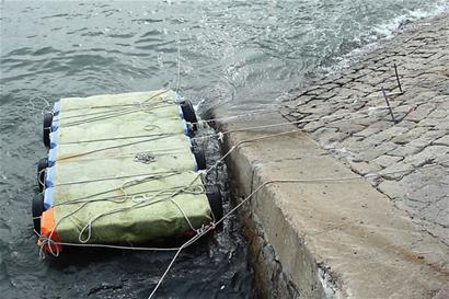 快艇为揽客搭简易浮码头 快艇为揽客搭简易浮码头