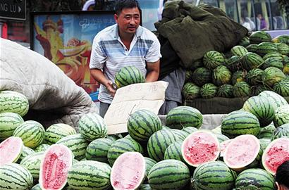 青岛本地西瓜口感差滞销 瓜贩高价从外地进货