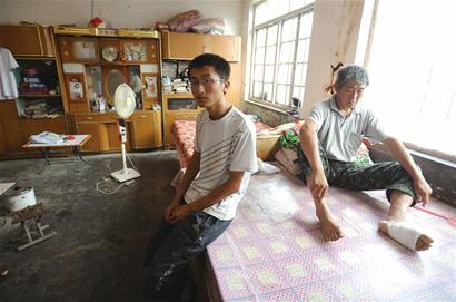 学习尖子家贫仅两套衣服过夏天