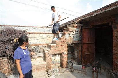 学习尖子家贫仅两套衣服过夏天