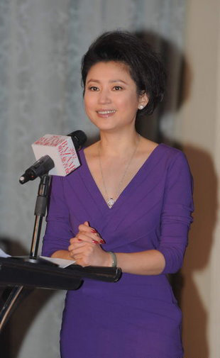 王小丫紫色深v裙性感亮相神色疲惫皱纹明显组图