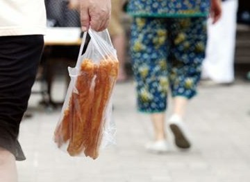 油条摊点油条精难禁 3元一包多吃或致脑残