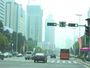 车行青岛香港路一路绿灯 29个路口信号灯智能控制