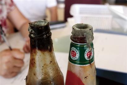 青岛大公岛酒店上菜前脏抹布擦盘子 辣椒长毛酱过期