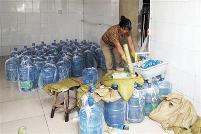 青岛黑作坊自家挖口水井当山泉卖 便池旁灌进发霉桶