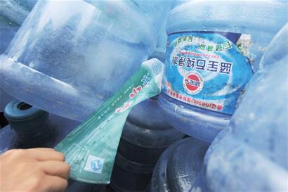 青岛黑作坊自家挖口水井当山泉卖 便池旁灌进发霉桶