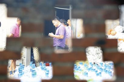 青岛黑作坊自家挖口水井当山泉卖 便池旁灌进发霉桶