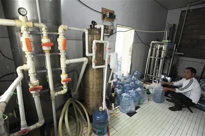 青岛黑作坊自家挖口水井当山泉卖 便池旁灌进发霉桶