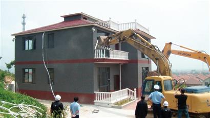 青岛房产公司菜地里盖别墅专供员工享乐 350万一日拆