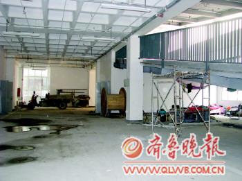 青岛3大停车楼空荡荡 车主为逃5元停车费宁停路边