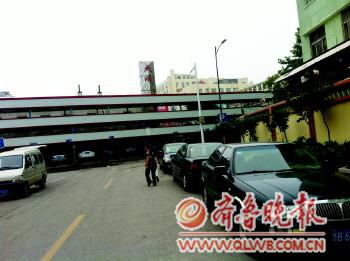 青岛3大停车楼空荡荡 车主为逃5元停车费宁停路边