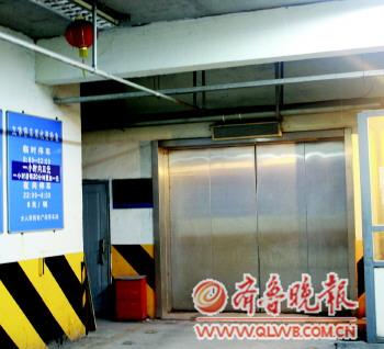 青岛3大停车楼空荡荡 车主为逃5元停车费宁停路边