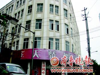 青岛3大停车楼空荡荡 车主为逃5元停车费宁停路边