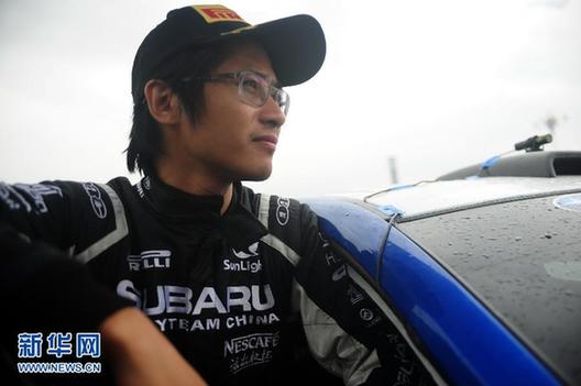 韩寒中国汽车拉力赛夺冠 队友洒香槟庆祝