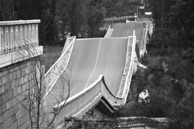 超重卡车压垮大桥 司机车主被判赔1556万