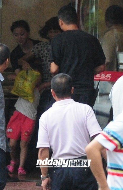 特警出动解救被劫持人质 动作帅气跑步撤离