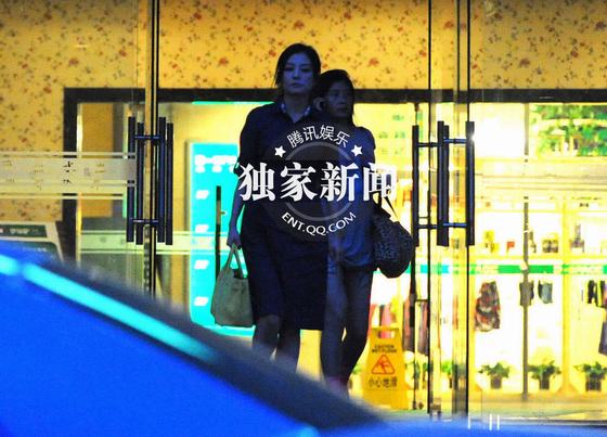 赵薇衣着朴素做美容 