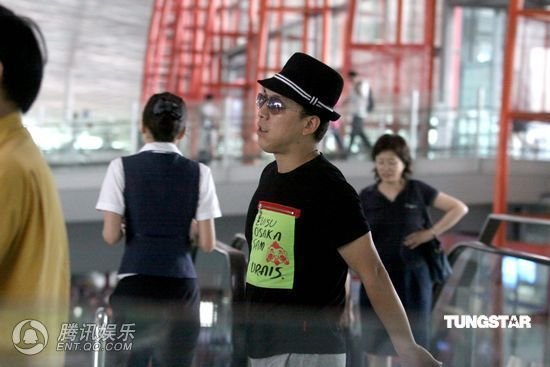 黄渤墨镜遮颜现身无人识