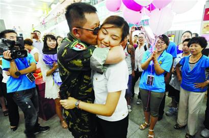 青岛候车厅上演浪漫求婚 超帅特种兵与售票员闪婚 青岛候车厅上演浪漫求婚 超帅特种兵与售票员闪婚
