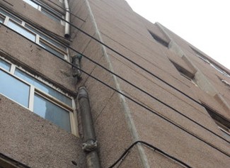 黄岛发电厂二手房渗水致墙发霉 物业无人管