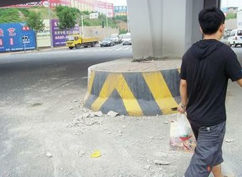 青岛市民张先生昨天上午驾车行驶到长沙路立交桥下时，两块长5米、宽1米的水泥石板竟从立交桥上飞下
