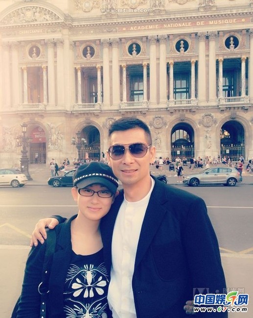 赵文卓夫妻潮装皮靴现身巴黎 被误认为设计师