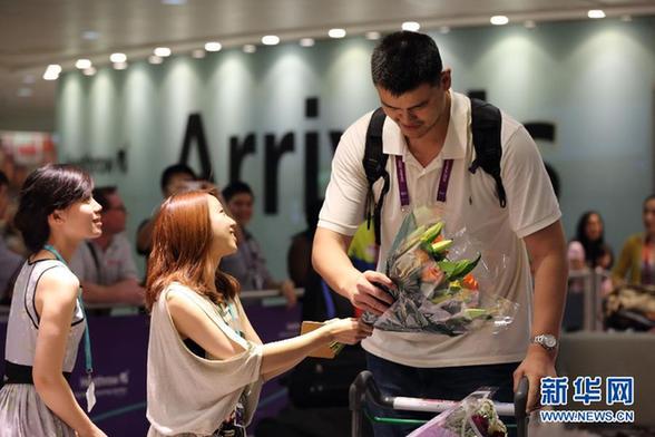 姚明等随中国体育代表团团部抵达伦敦