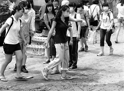 北京暴雨男子冒雨连救多名邻居 因非当地人不能领物资