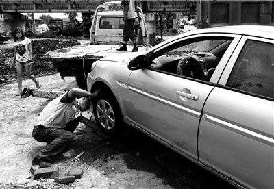 北京暴雨男子冒雨连救多名邻居 因非当地人不能领物资
