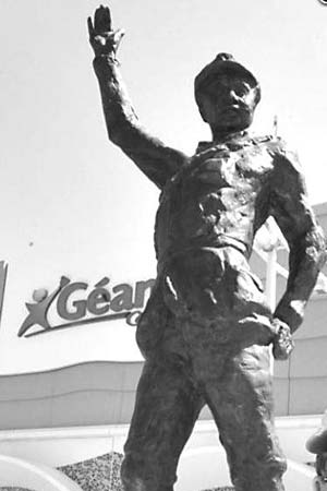 法国城市广场立毛泽东塑像 极右翼组织搞破坏