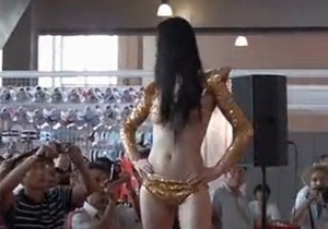 干露露2号吴稀儿现身性文化节 黄金甲爆乳只遮两点