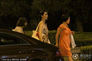 范冰冰深夜浓妆与众老总大喝红酒 大口吃肉不怕胖