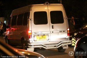 范冰冰深夜浓妆与众老总大喝红酒 大口吃肉不怕胖