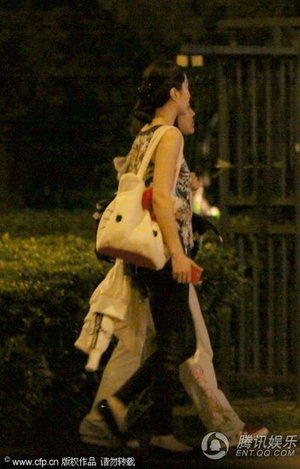 范冰冰深夜浓妆与众老总大喝红酒 大口吃肉不怕胖