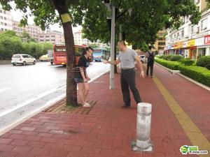 兄妹吵架哥哥当街将其捆到树上 五花大绑似SM