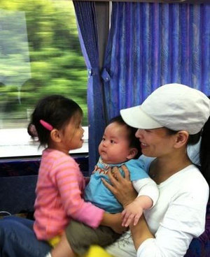 张庭携儿女同游日本 晒幼子熟睡照萌翻网友