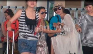 王珞丹黑超现身机场卖萌 坐箱子滑行与助手逗乐