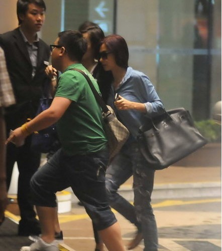 张柏芝挎名牌包力证不差钱 黑超配破洞牛仔装超酷