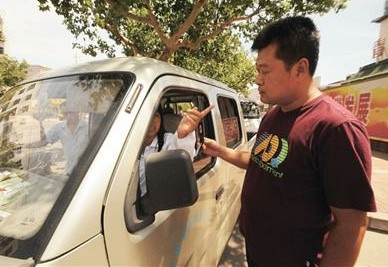 黑出租强行拉客坐地起价 医院门口强行拉客