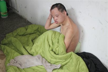 裸男深夜呆坐路边