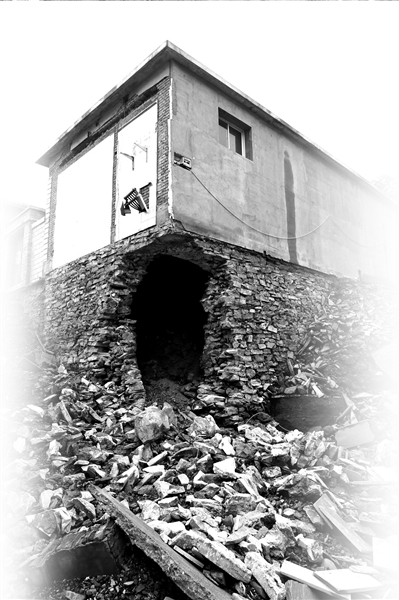 洪水淹到颈部 男子用身体托起90岁母亲